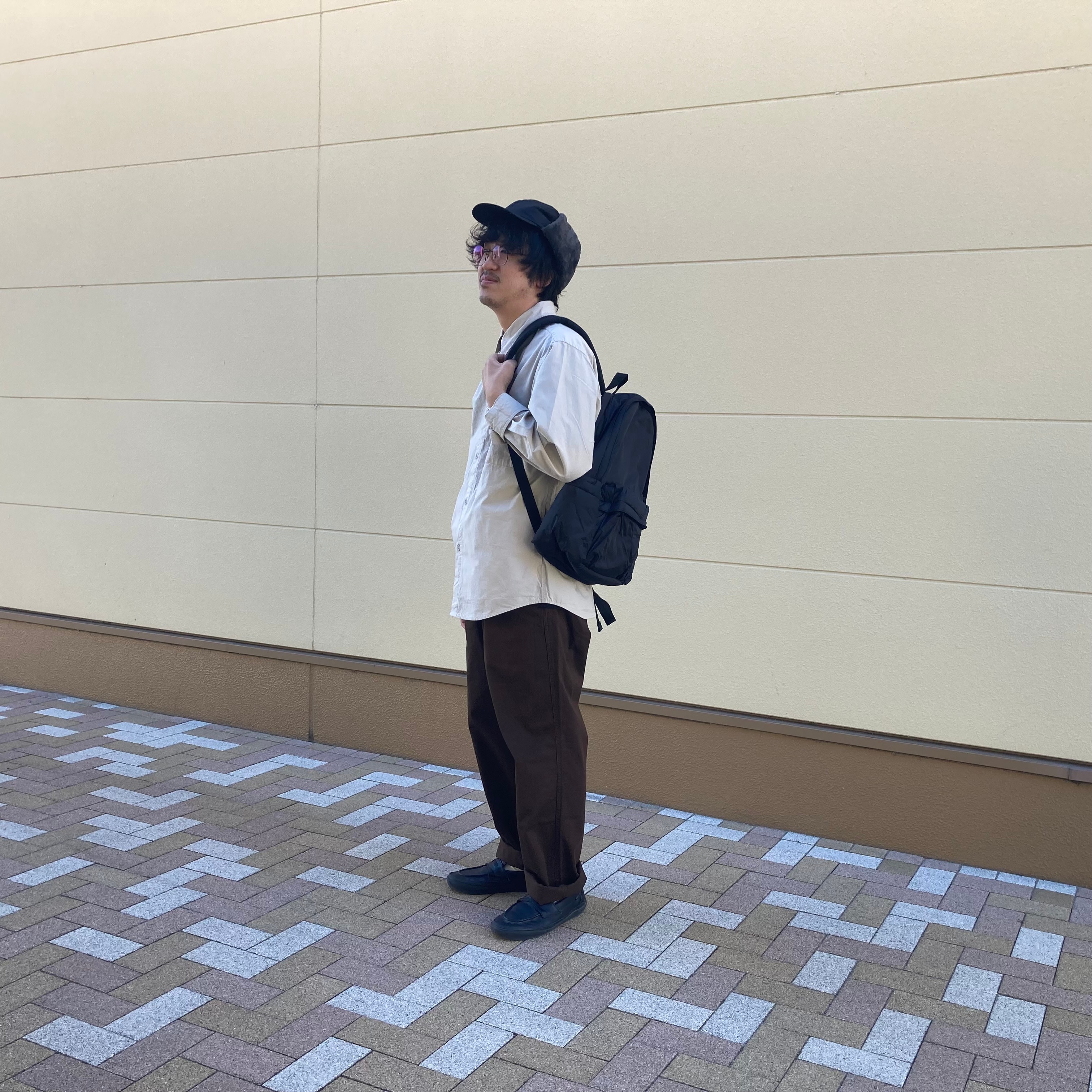 キャップと新作シャツを着た男性