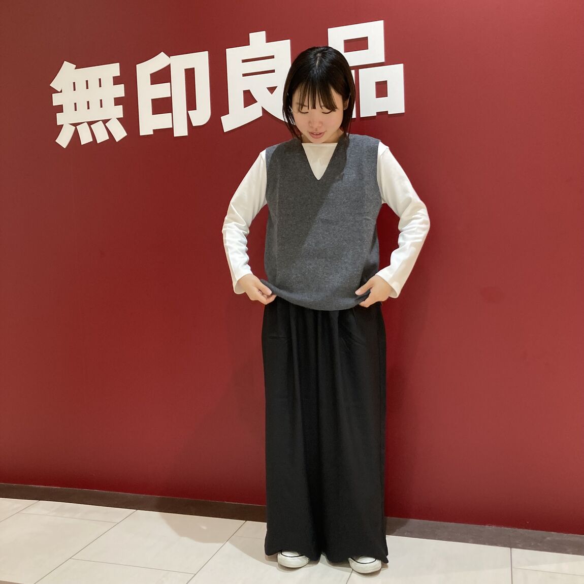 スタッフが太番手ボートネック長袖Tシャツを着用している