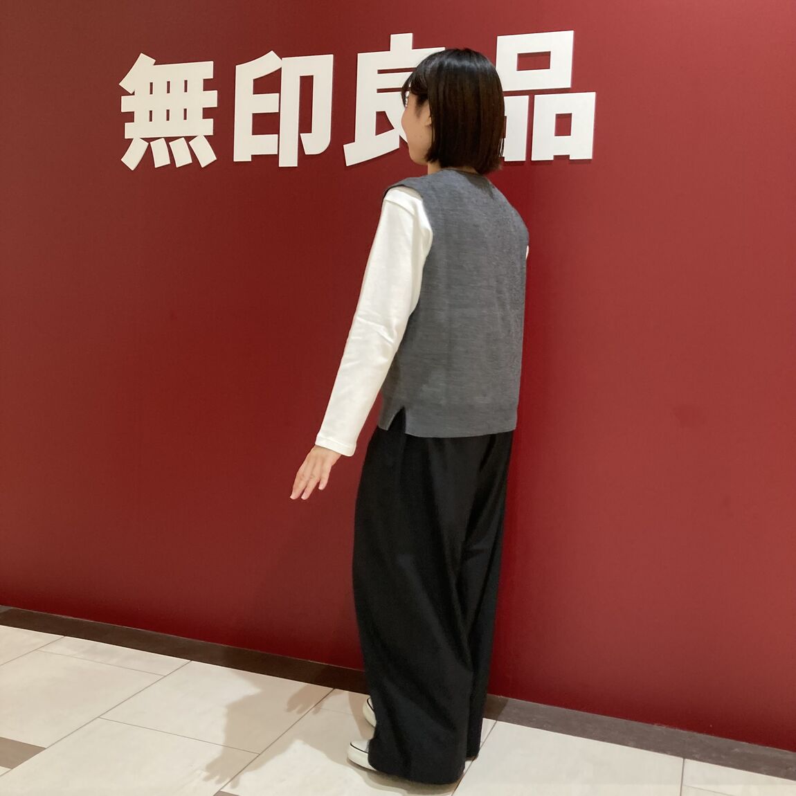 スタッフが太番手ボートネック長袖Tシャツを着ている。