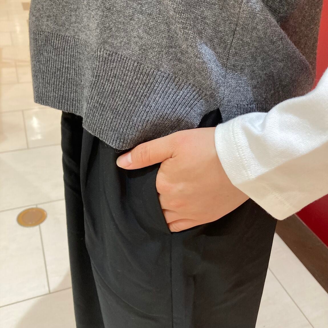 スタッフが太番手ボートネック長袖Tシャツを着用している