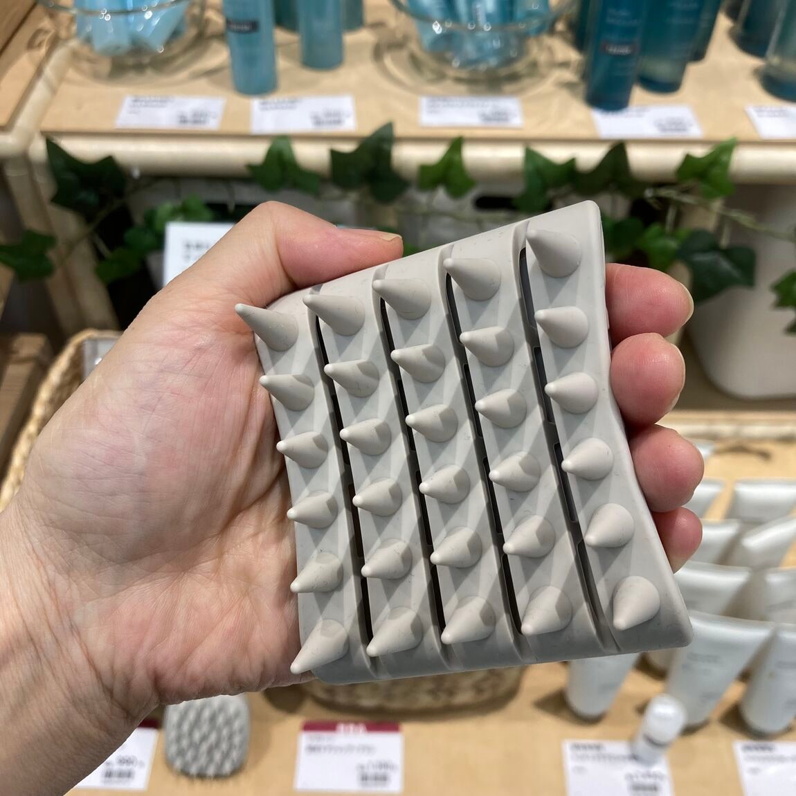 【デュー阪急山田】頭皮ケアブラシで気分もリフレッシュ！_PQrU05