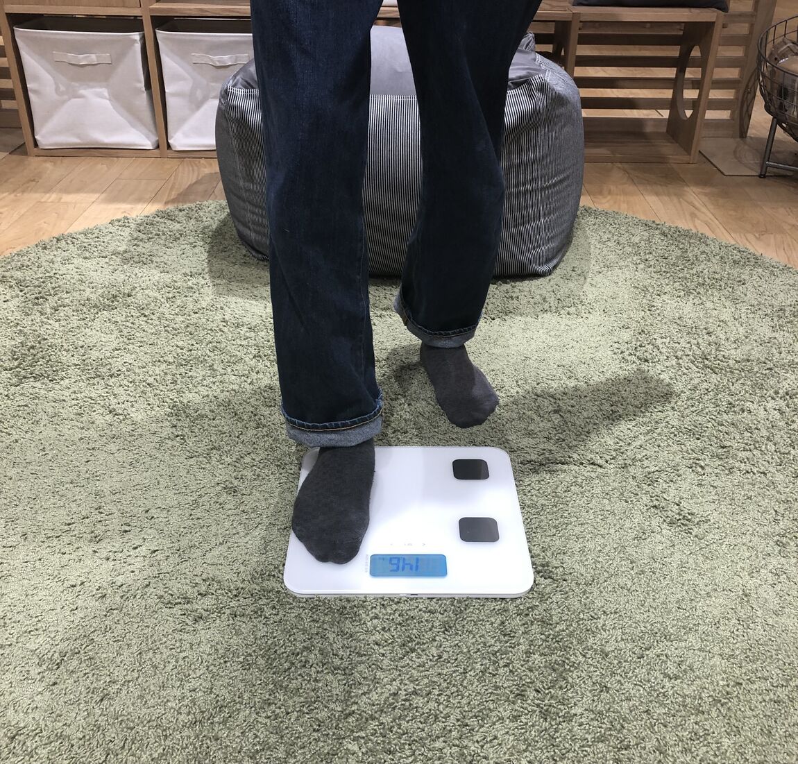 体重計に片足乗せている様子