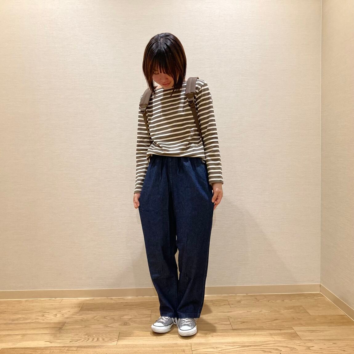 スタッフが太番手ボートネック長袖Tシャツを着ている。