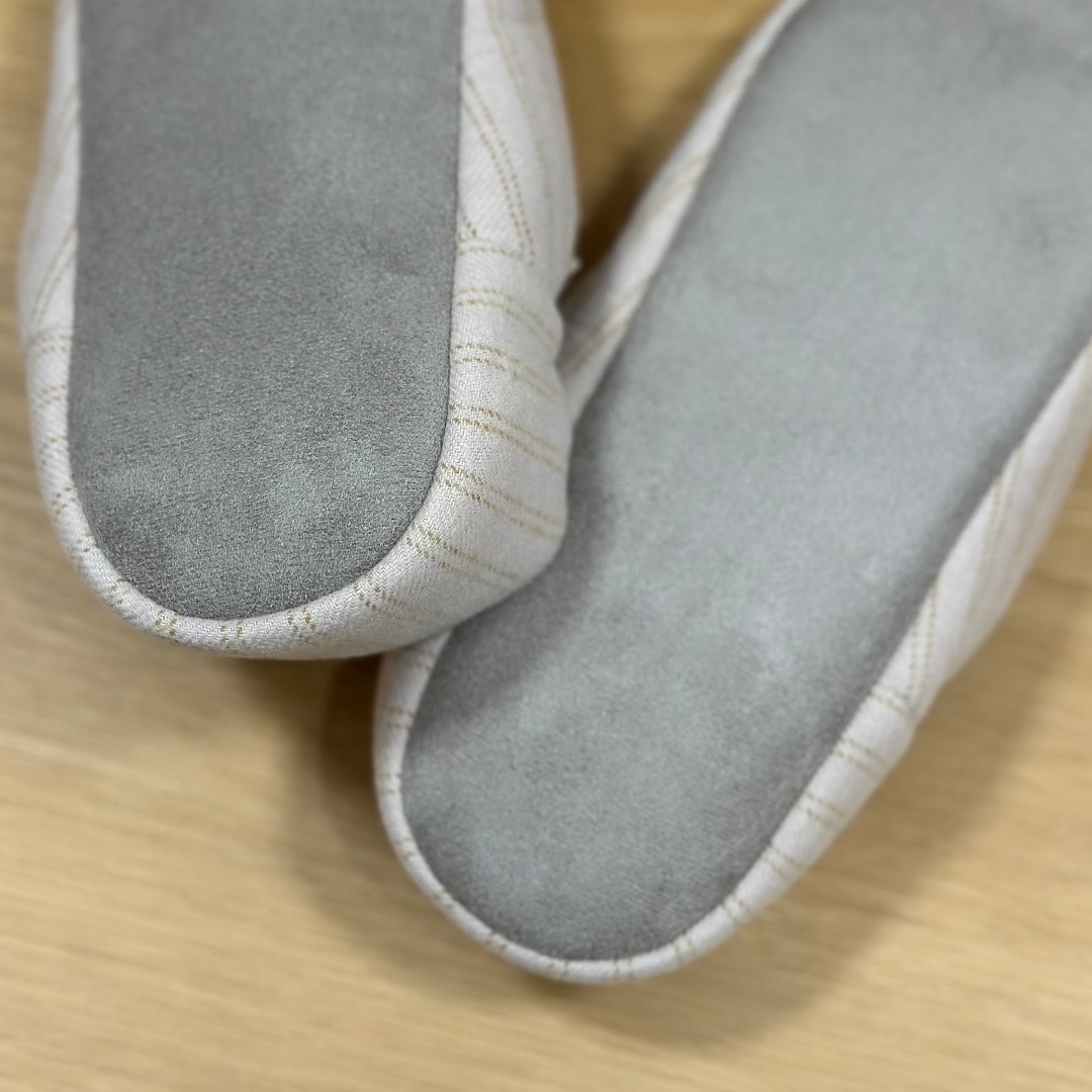 底面にはスエード生地を使用
