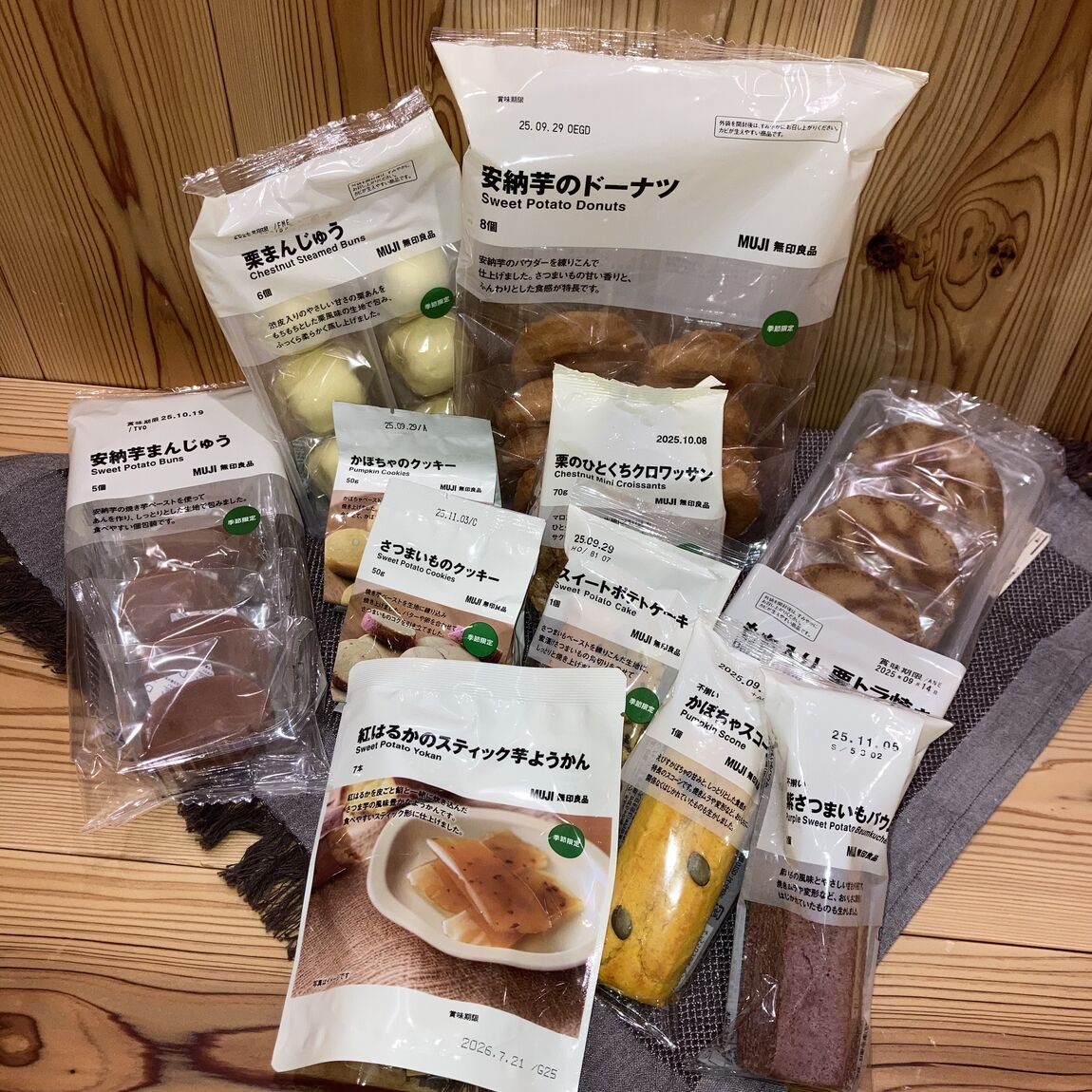 8月の新商品のお菓子を並べた写真