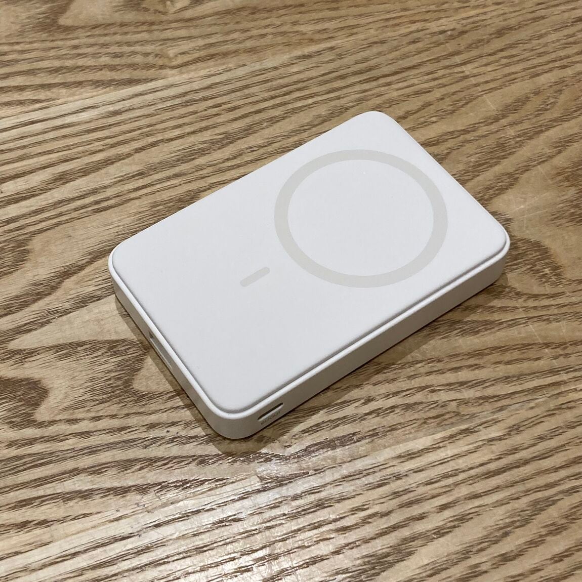 【知多】スタッフのおすすめvol.87 | スマホスタンドにもなるモバイルバッテリー_Mb4j83