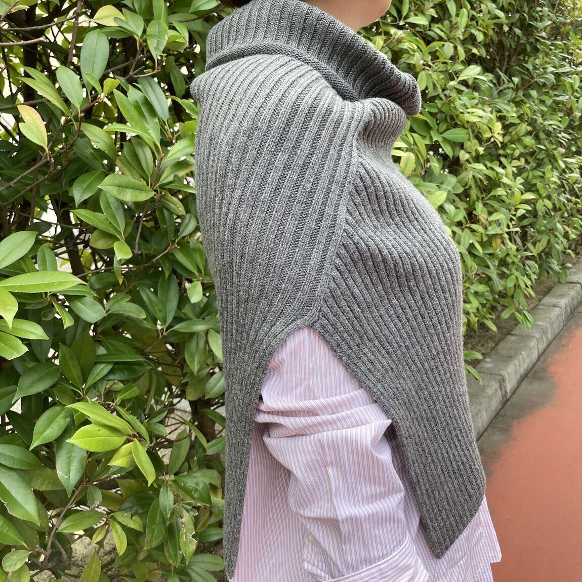 首のチクチクを抑えたメリノウールポンチョ