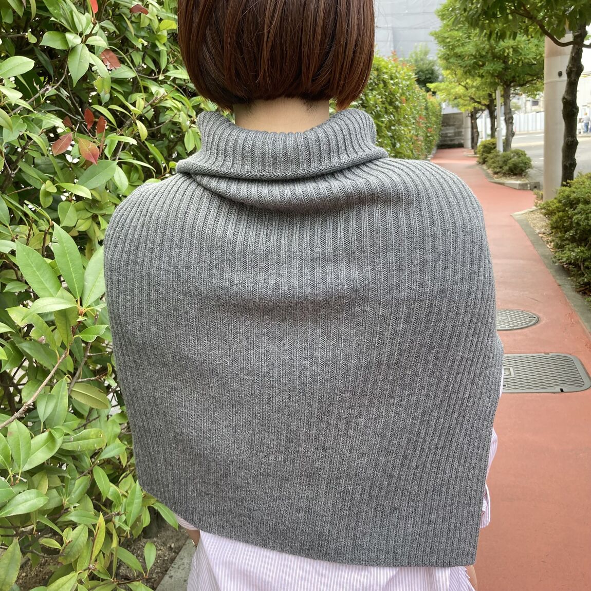 首のチクチクを抑えたメリノウールポンチョ