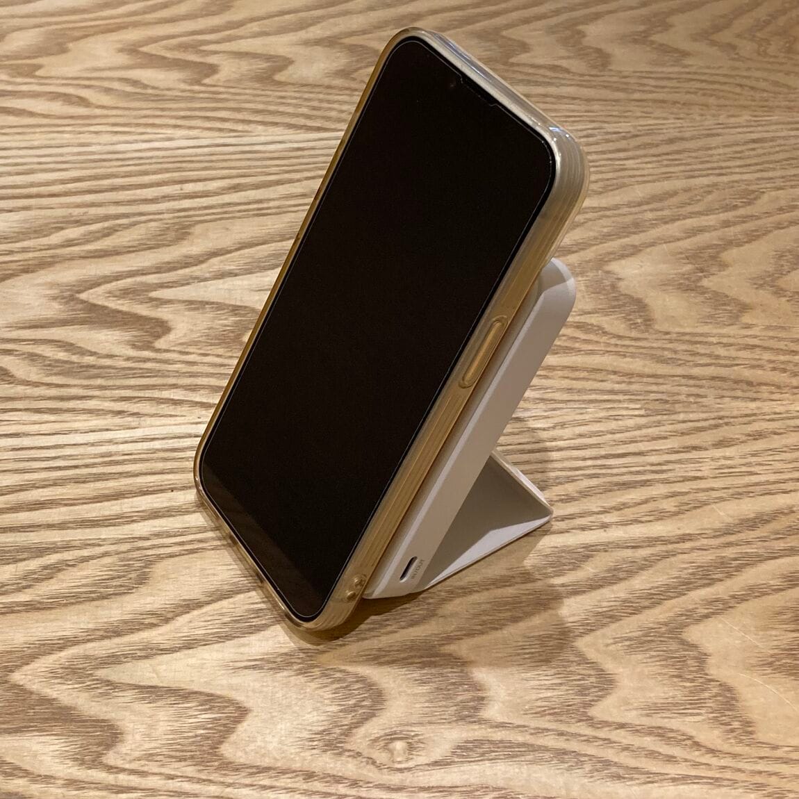 【知多】スタッフのおすすめvol.87 | スマホスタンドにもなるモバイルバッテリー_t3cAK2