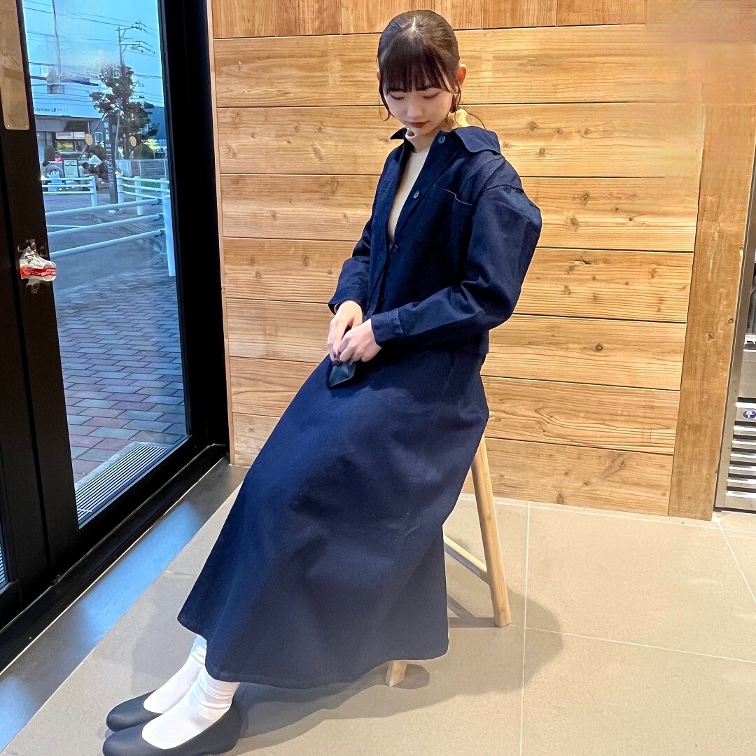 座って