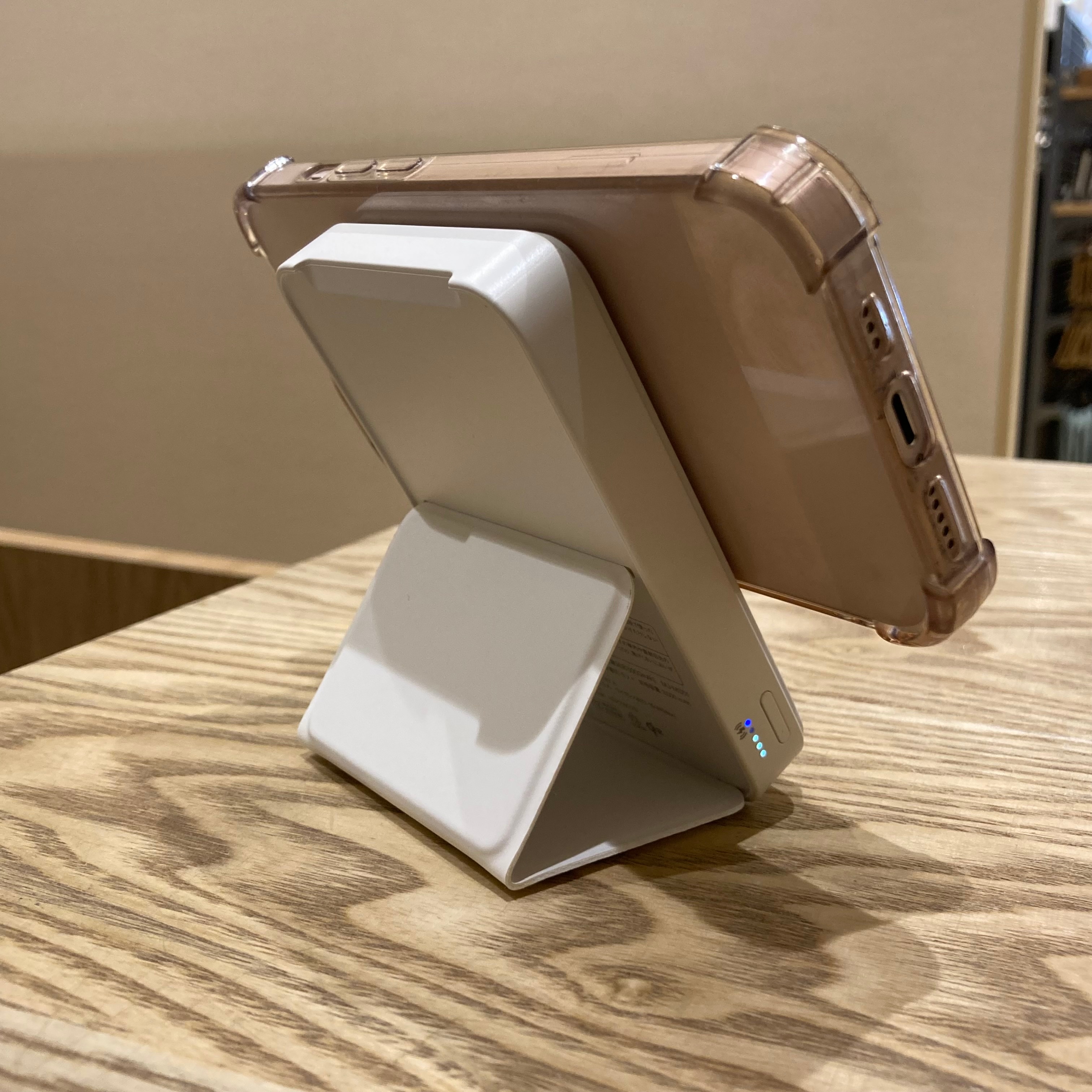 【知多】スタッフのおすすめvol.87 | スマホスタンドにもなるモバイルバッテリー_tCx6a6