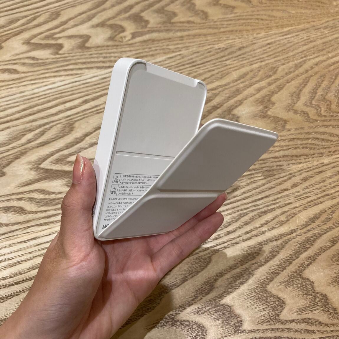 【知多】スタッフのおすすめvol.87 | スマホスタンドにもなるモバイルバッテリー_4nQWf2