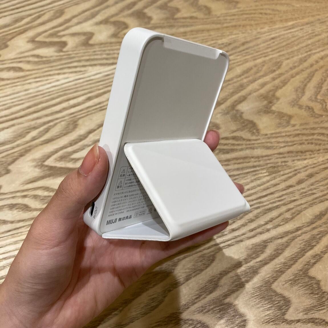 【知多】スタッフのおすすめvol.87 | スマホスタンドにもなるモバイルバッテリー_oC8CXS