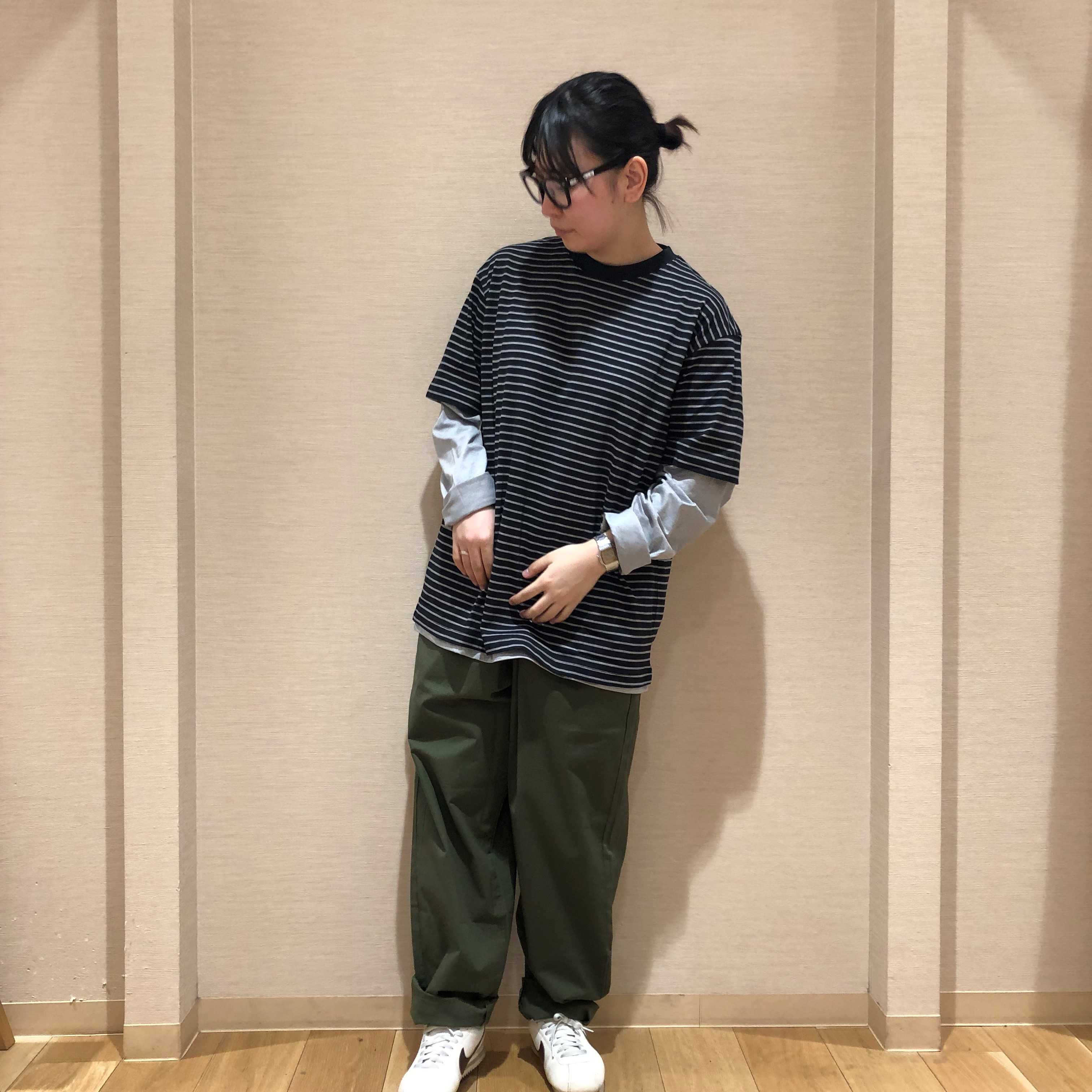 横を向いた女性