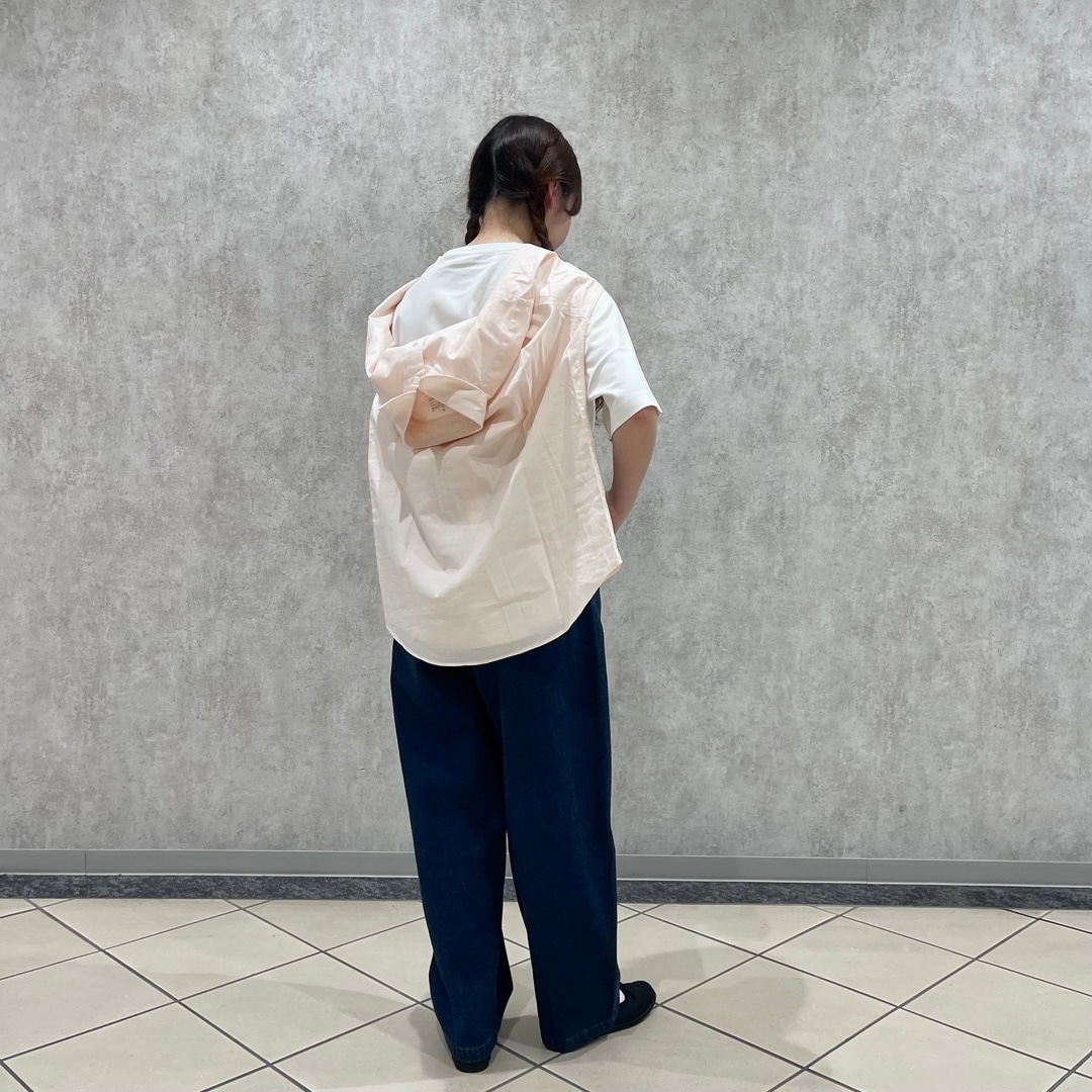 後ろ向きの写真