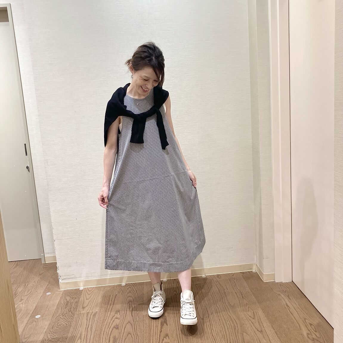 チェックのワンピースを着用した女性