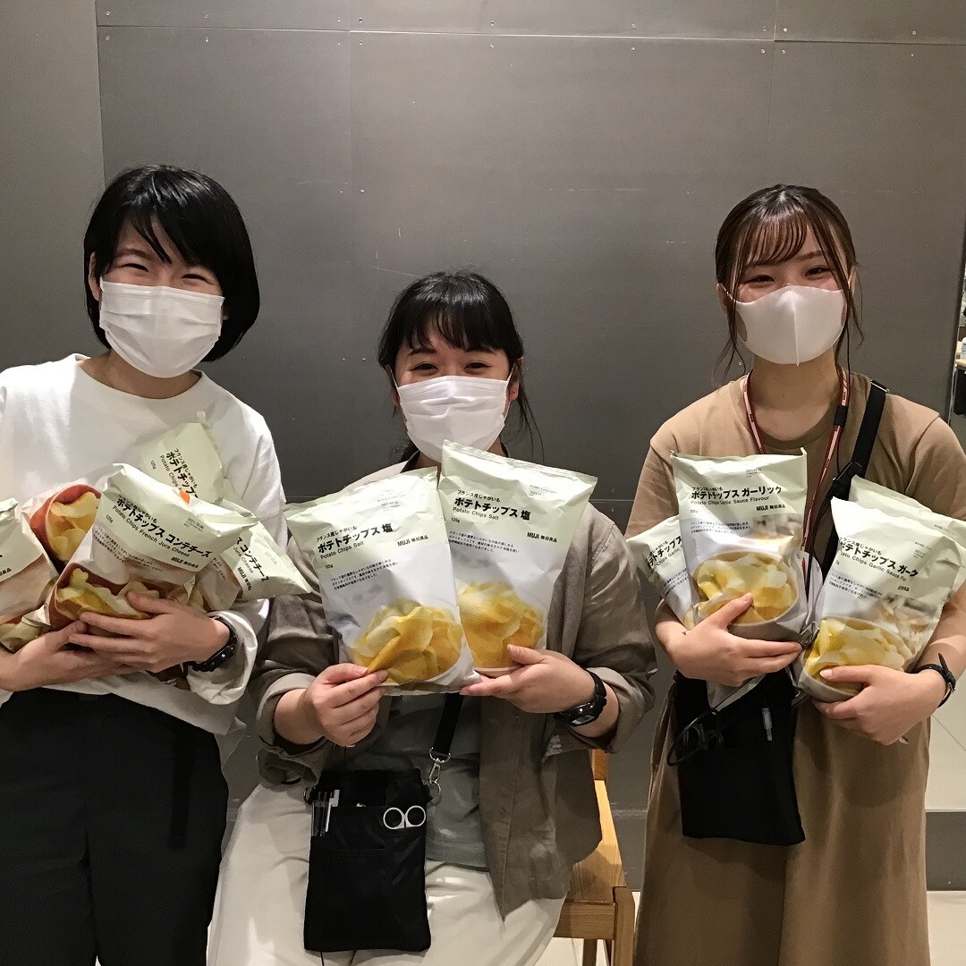 スタッフ３名とポテトチップス