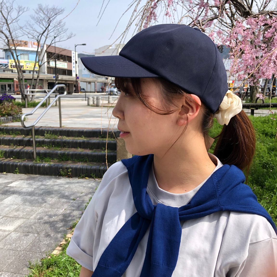 キャップを被っている女性