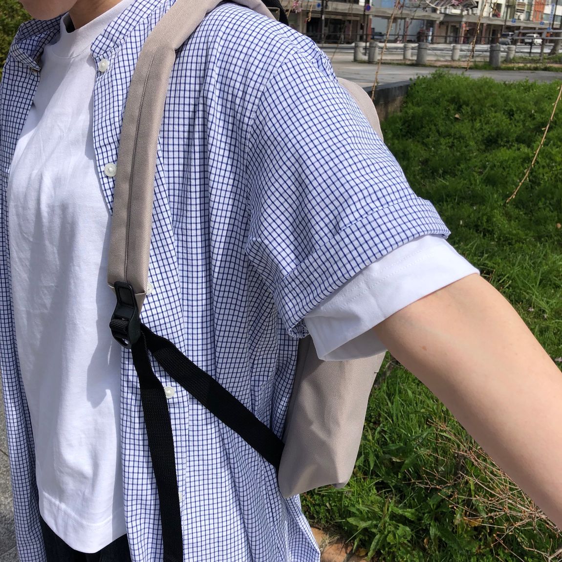 チラッと見える白の涼感Tシャツ