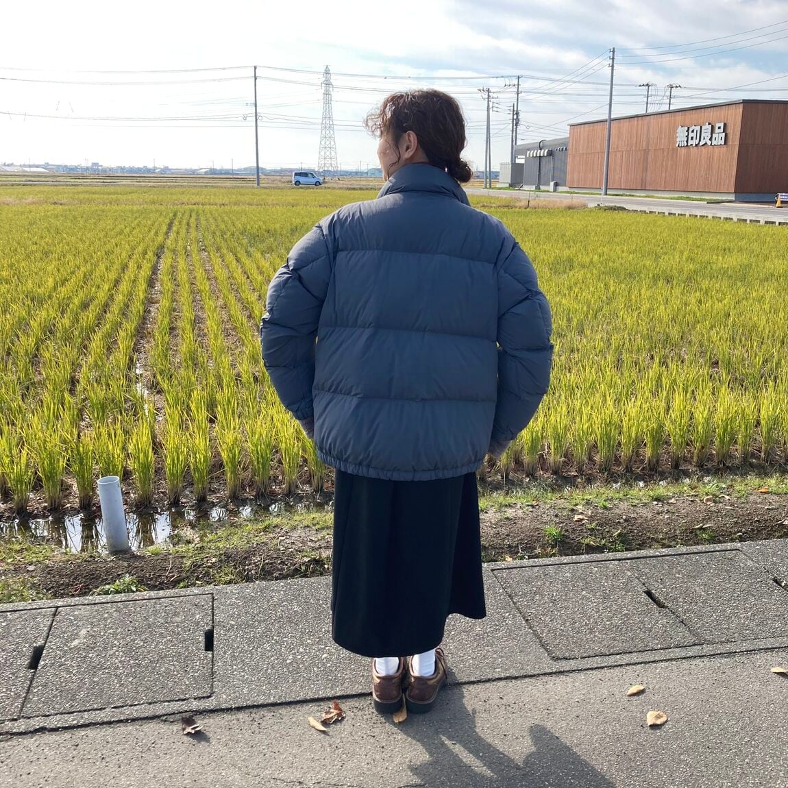 軽量ポケッタブルダウンジャケット後ろ