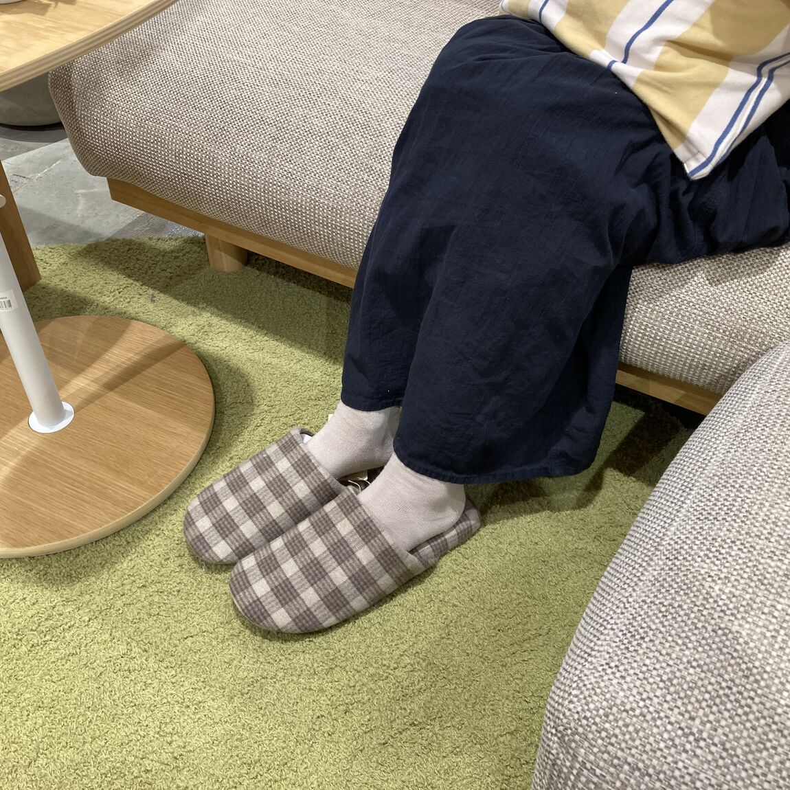 スタッフがフランネルスリッパを履いている。