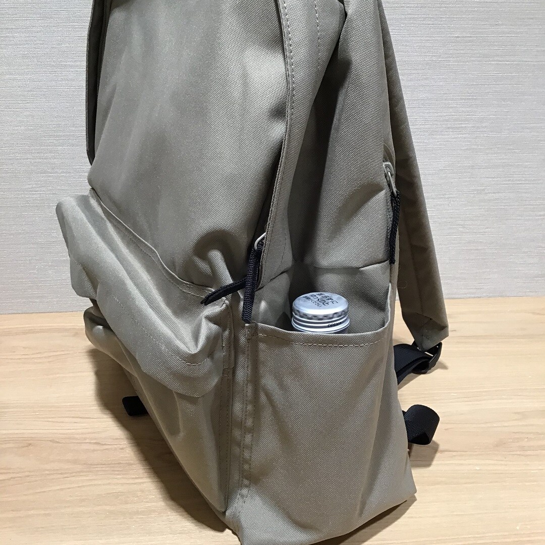 横のポケットに飲み物を入れている写真
