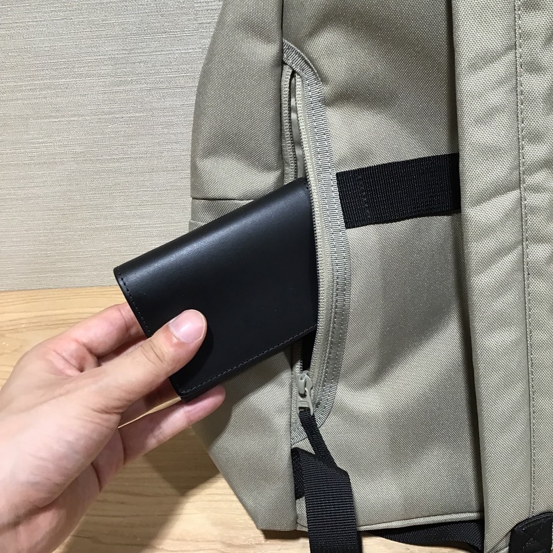 背面ポケットに財布を入れている写真