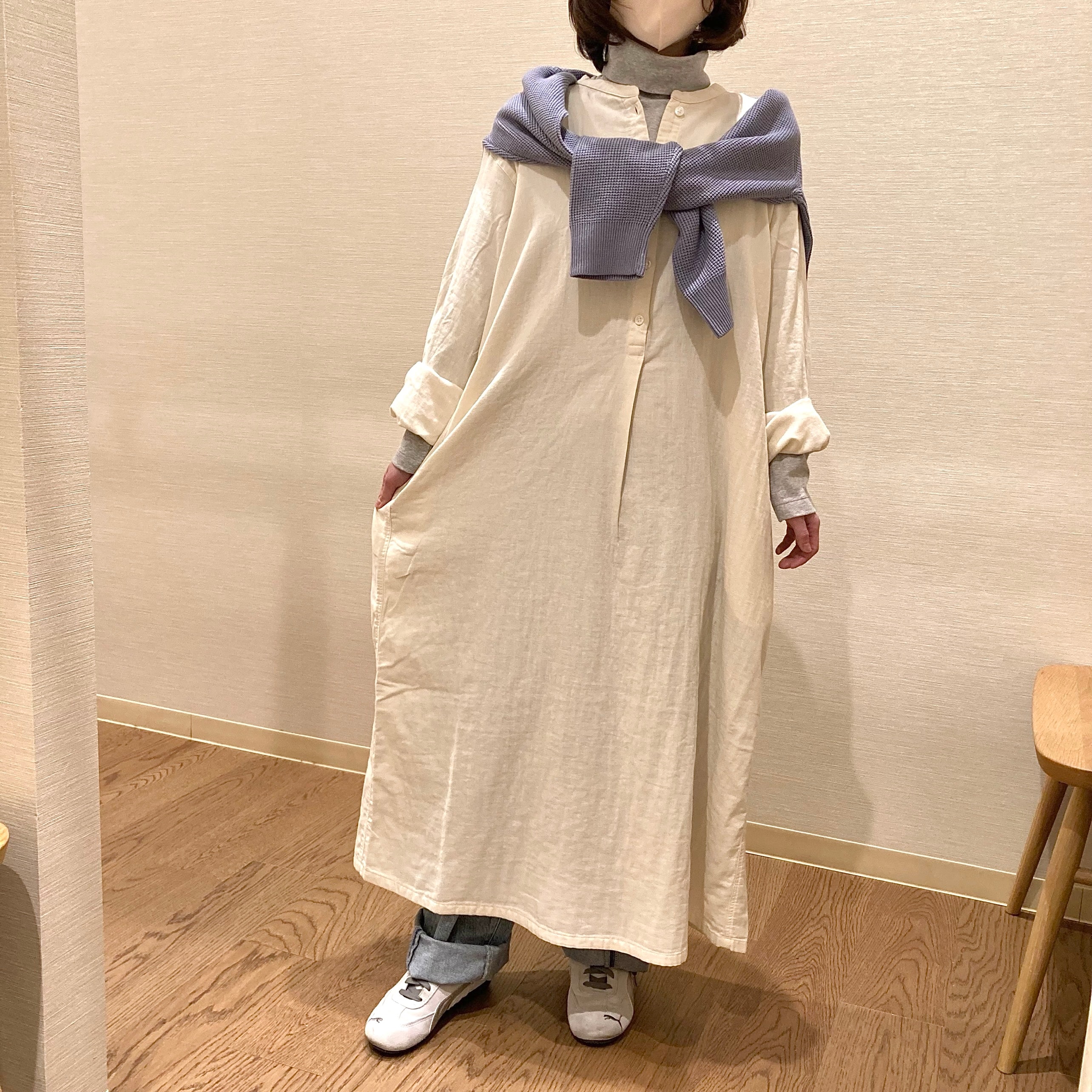 アイボリーのワンピースを着用した女性