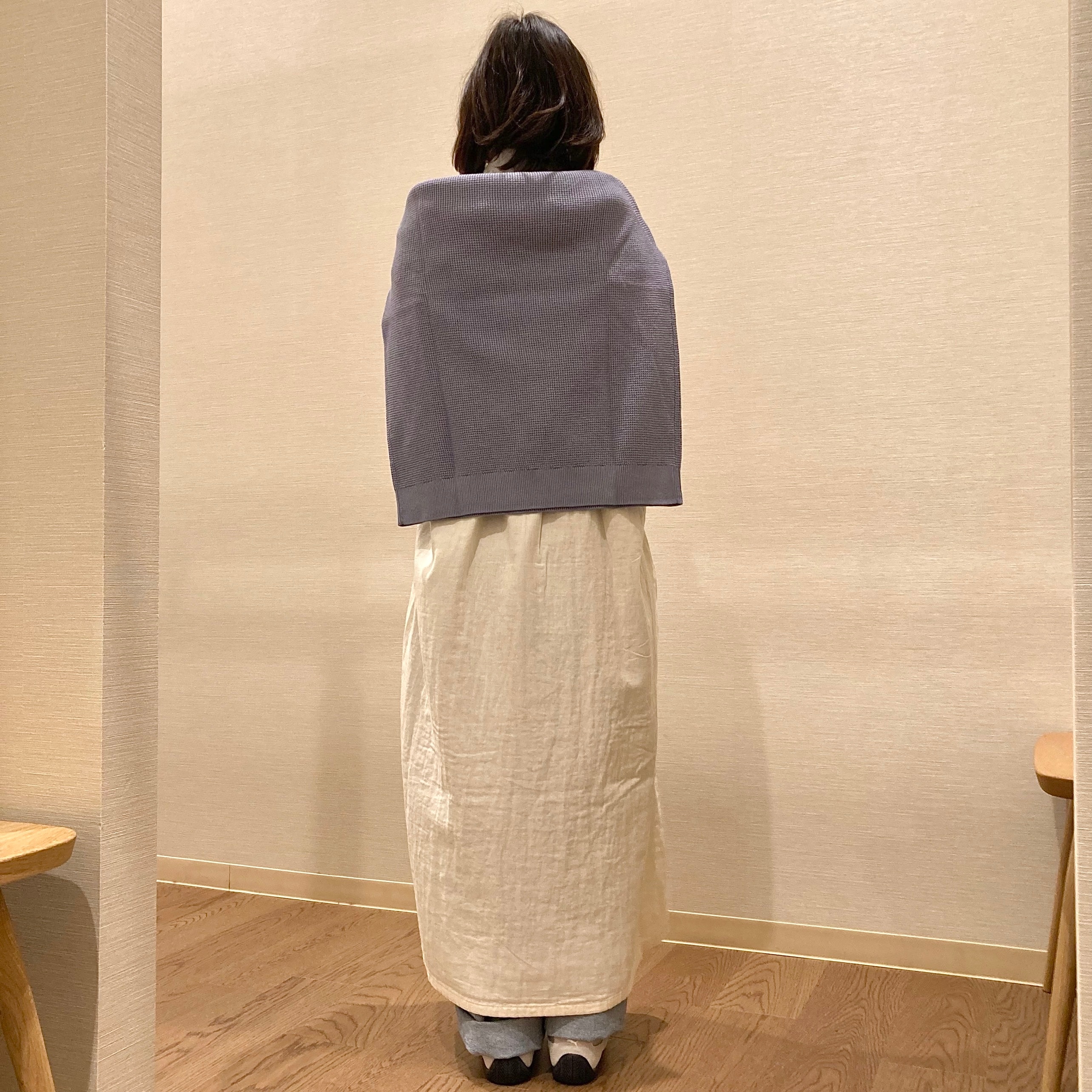 アイボリーのワンピースを着用した女性