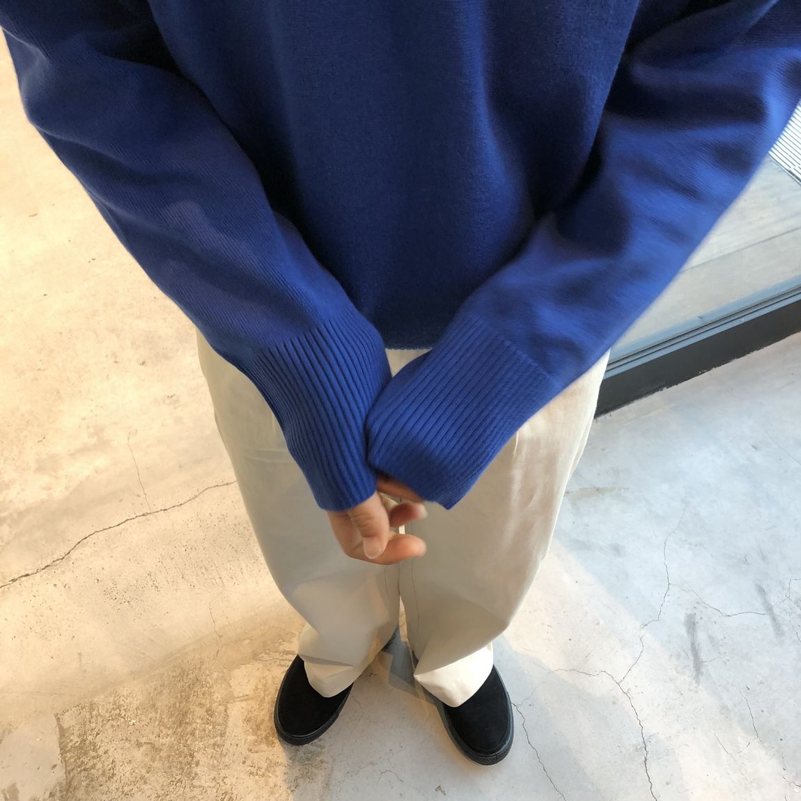 青色のポロセーターアップ