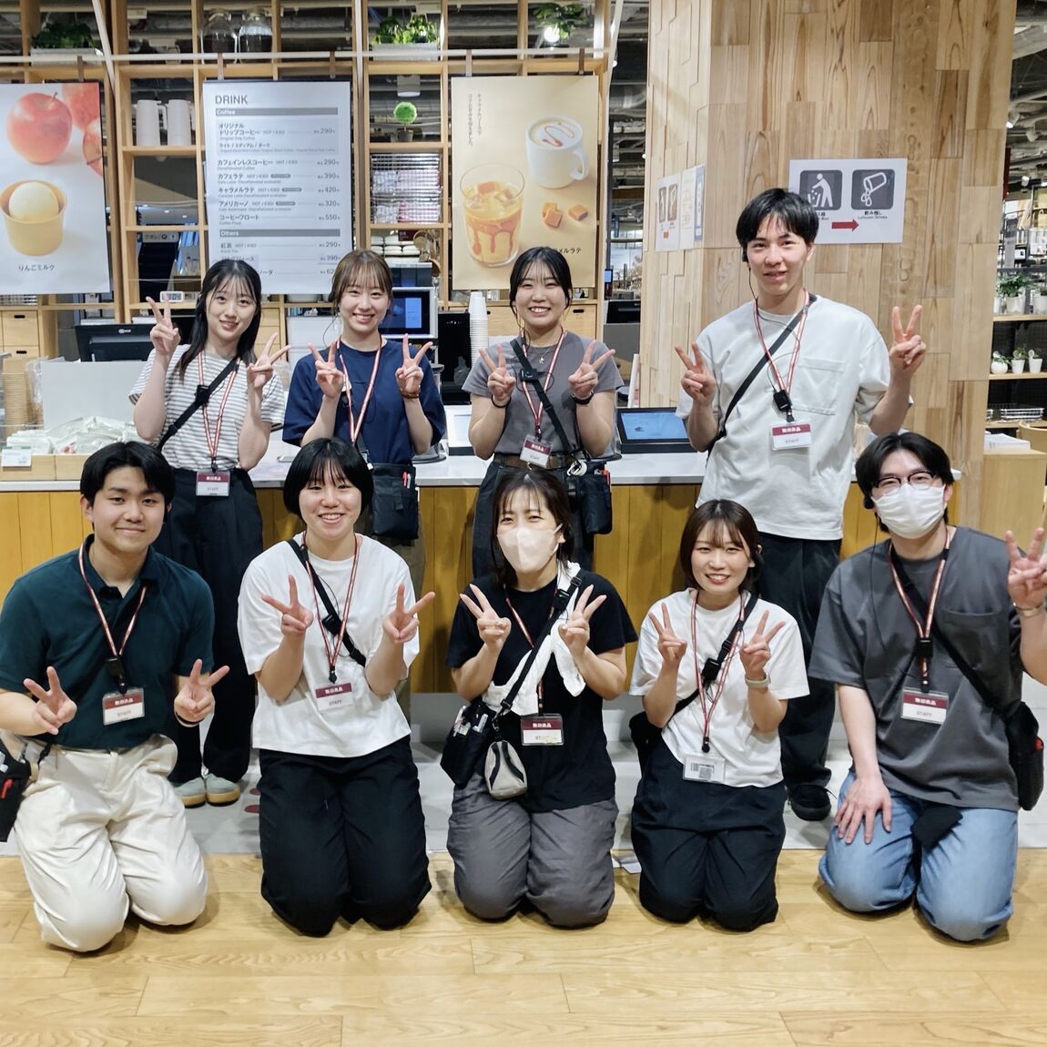 Tシャツ着用スタッフ集合写真