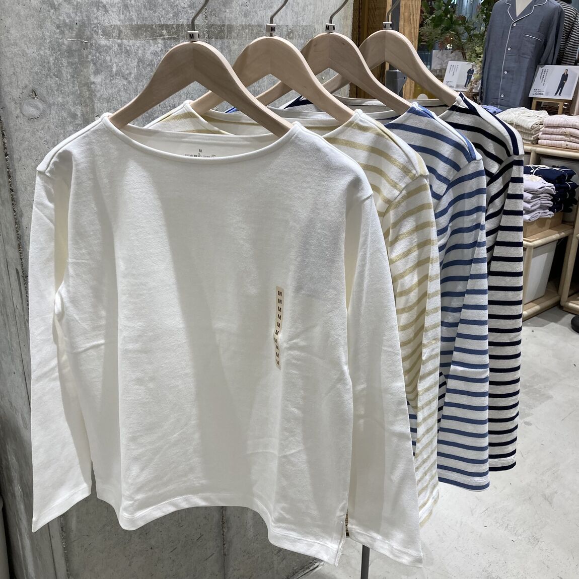 太番手ボートネック長袖Tシャツの写真