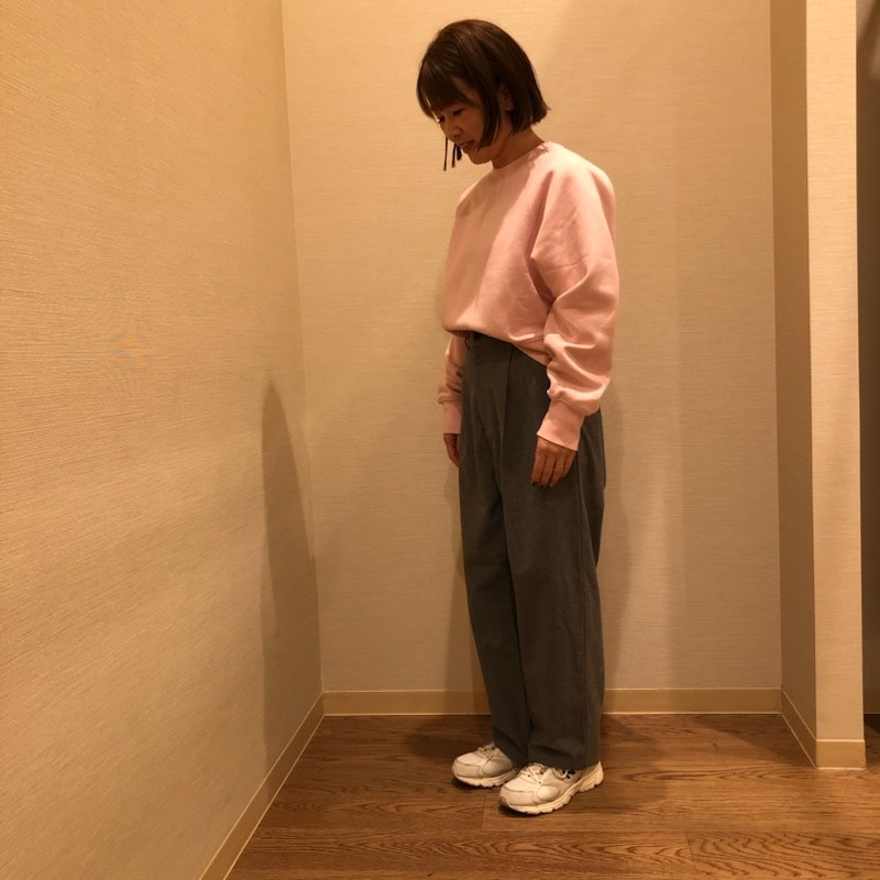 ピンクのスウェットとグレーの着用した女性