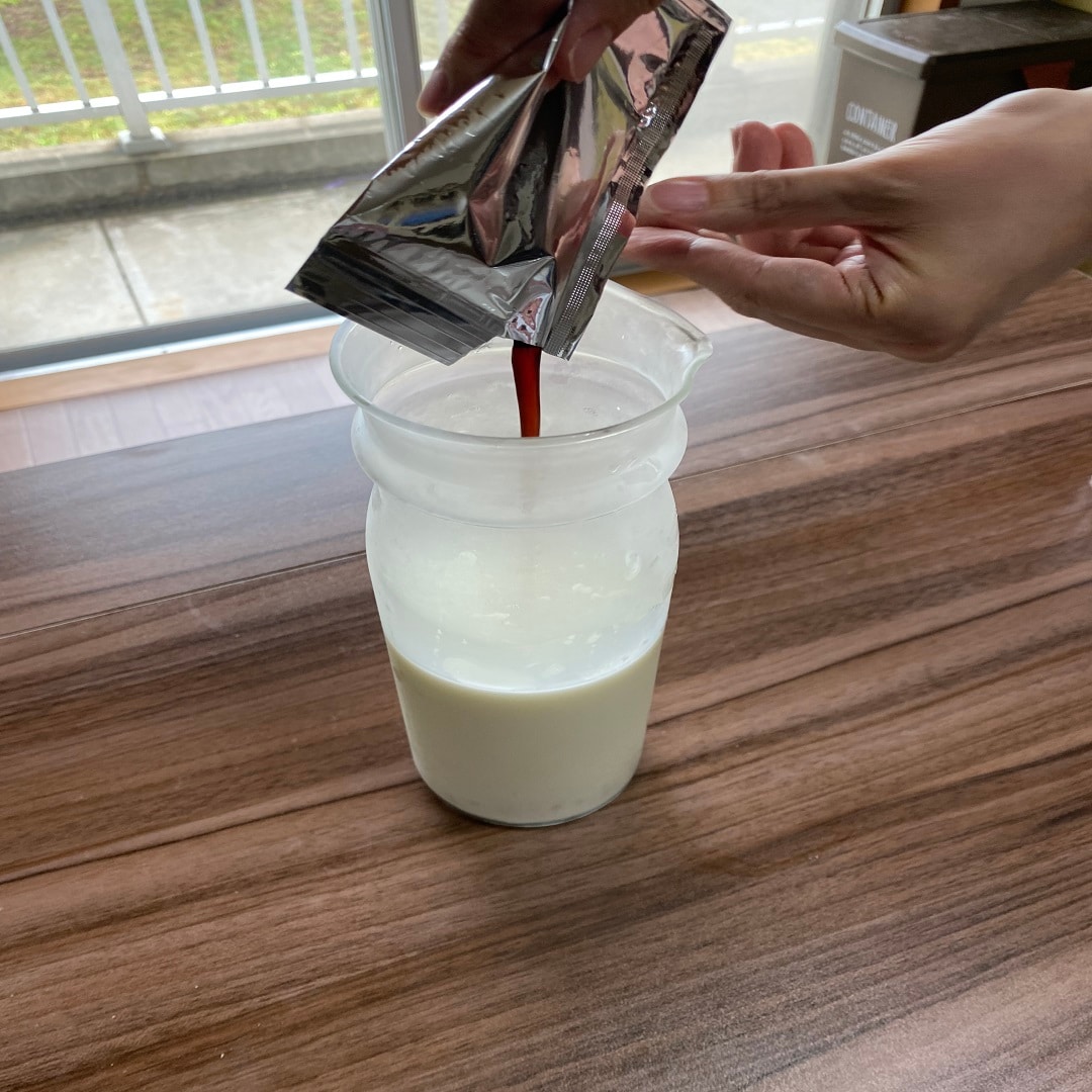 牛乳にドリンクベースを入れる