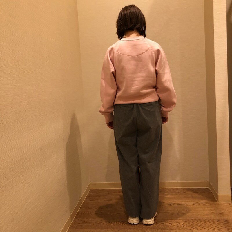 ピンクのスウェットとグレーの着用した女性