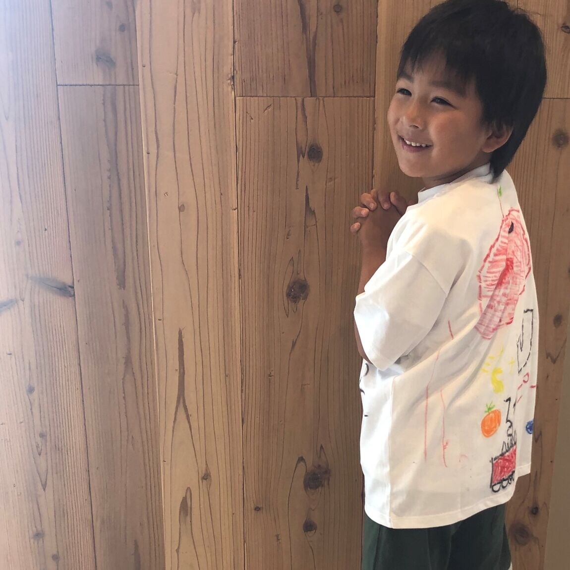 子供がTシャツを着ている写真