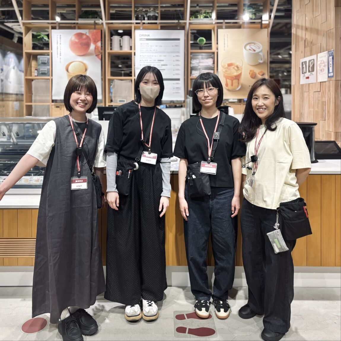 涼感ワイドTシャツ着用スタッフ集合写真