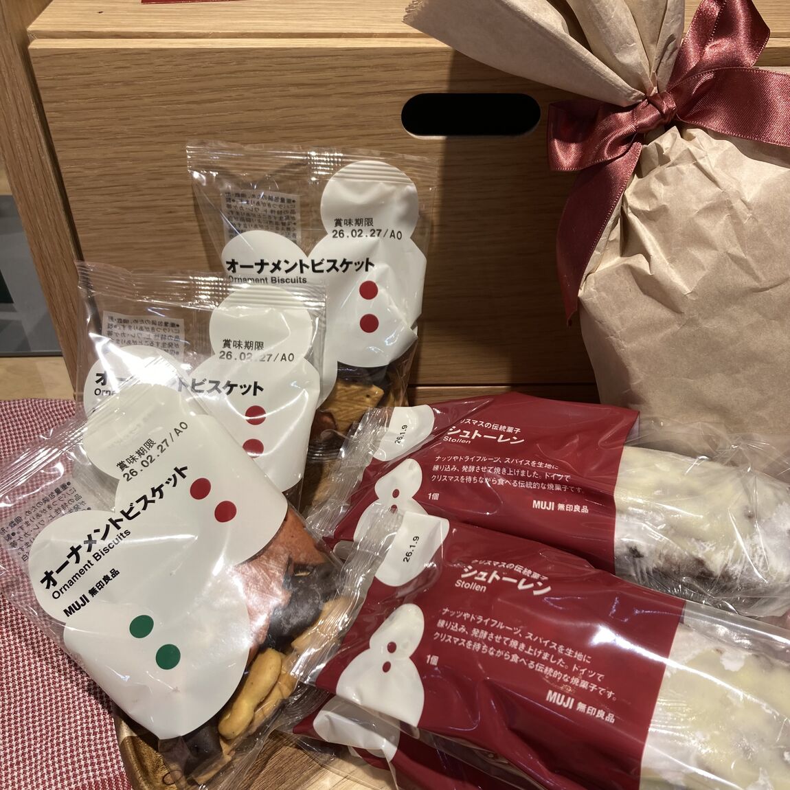 シュトーレンとクリスマス限定オーナメントビスケットが写っている写真