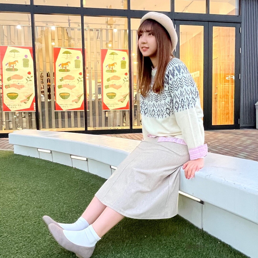 座る