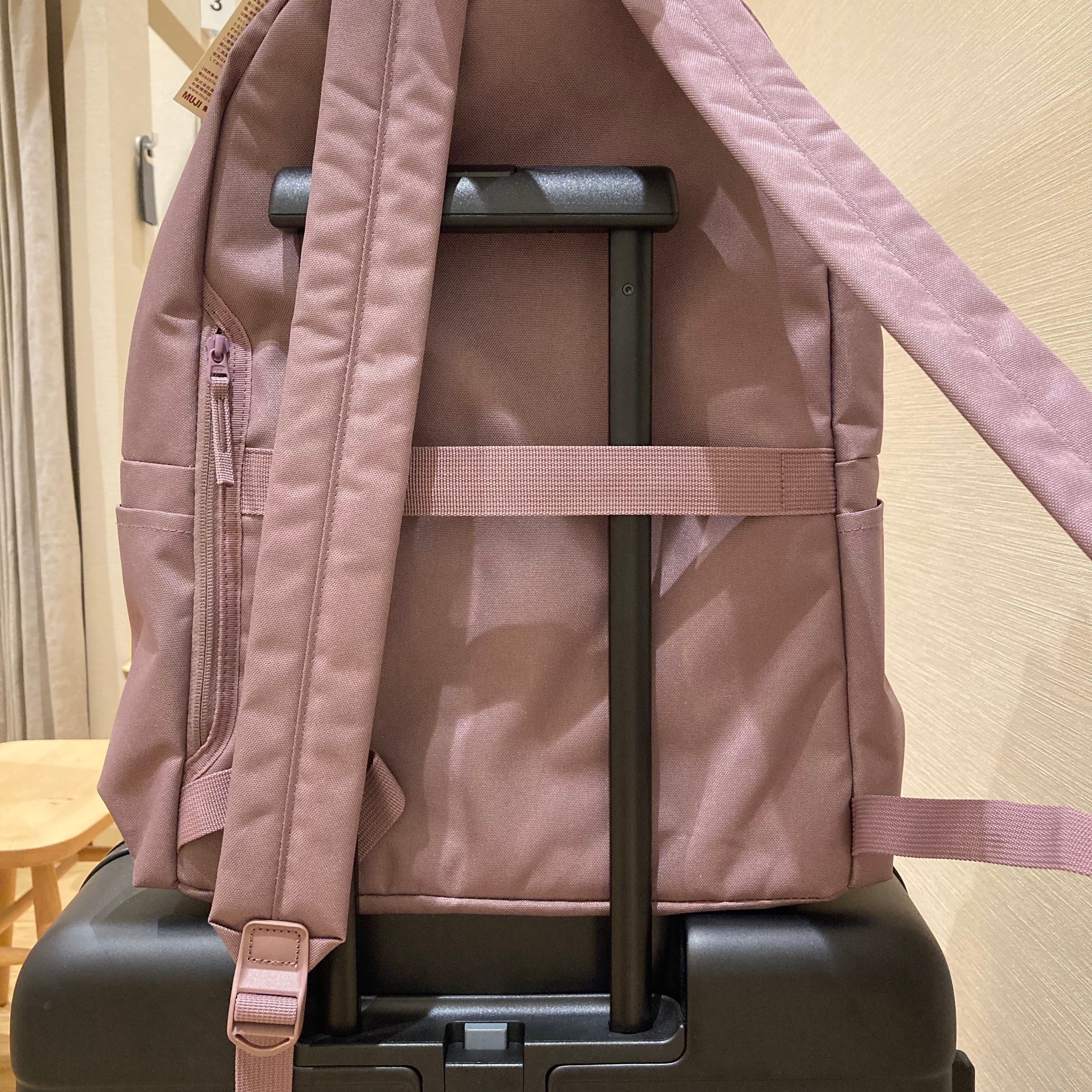 スーツケースの持ち手に取り付けられるベルトもついています。