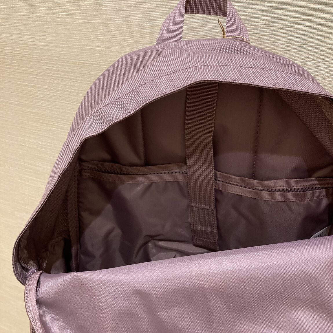 スーツケースの持ち手に取り付けられるベルトもついています。