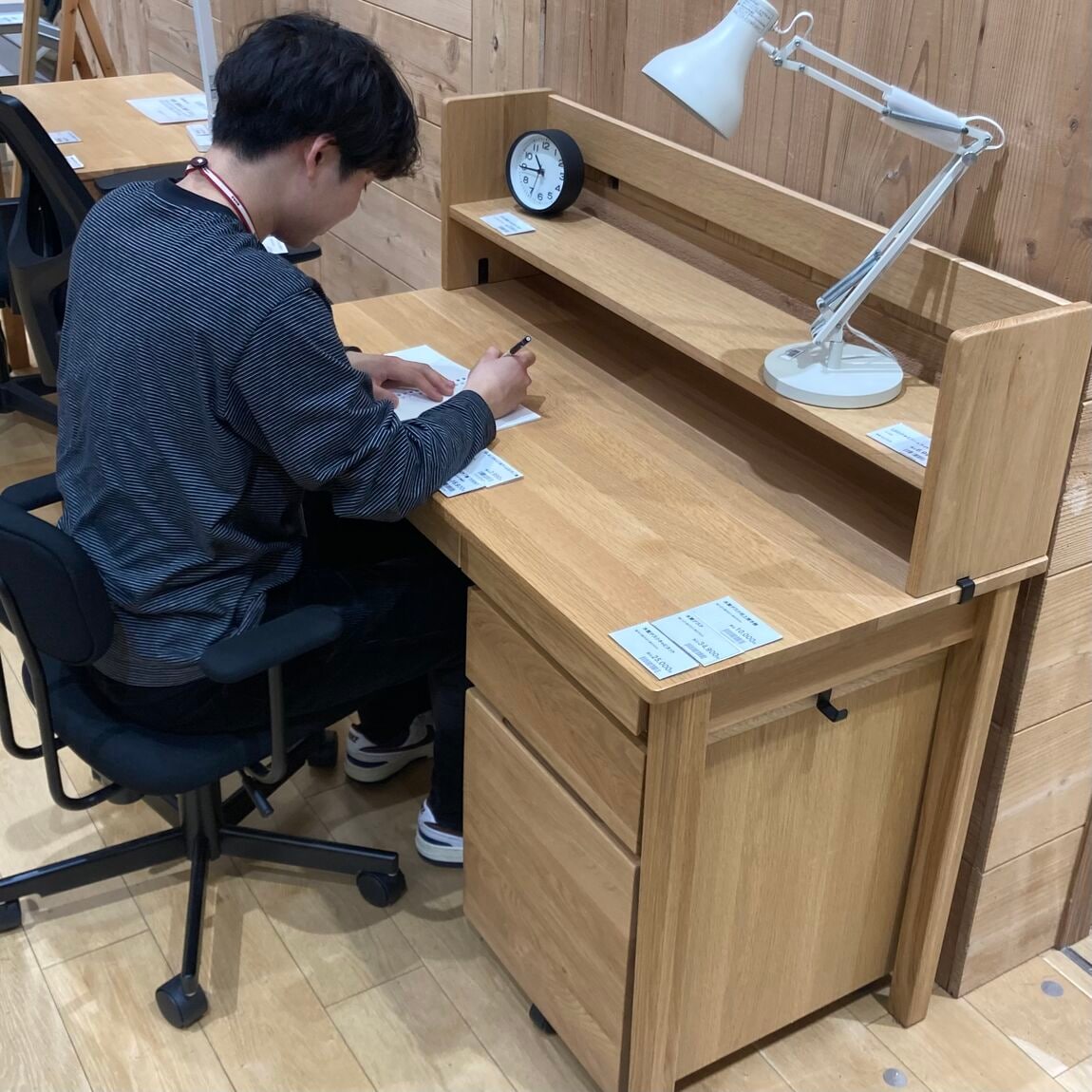 デスクで勉強中のスタッフの写真