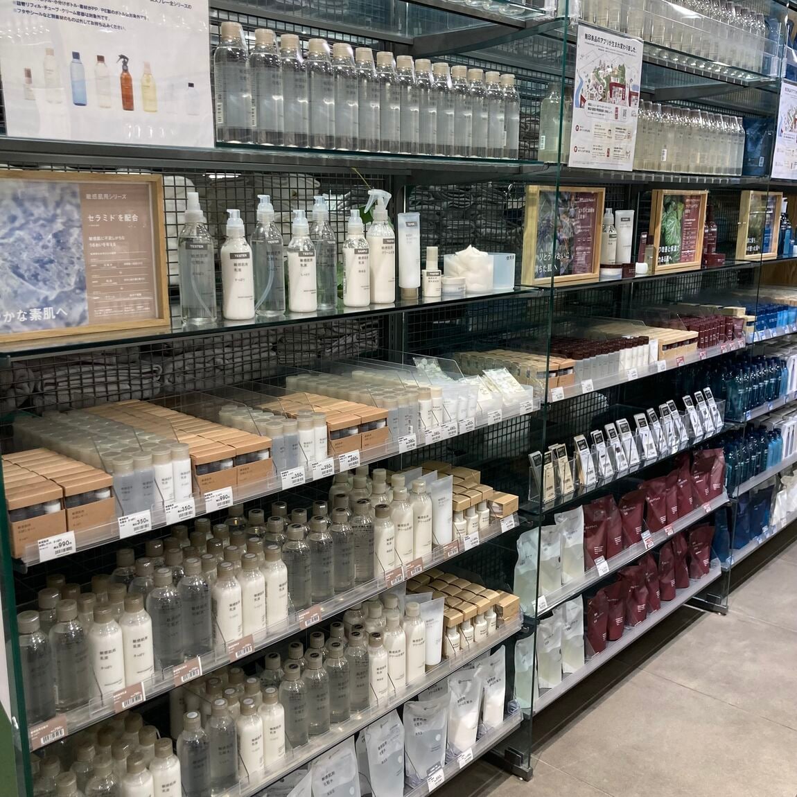 店舗入り口スキンケアコーナー