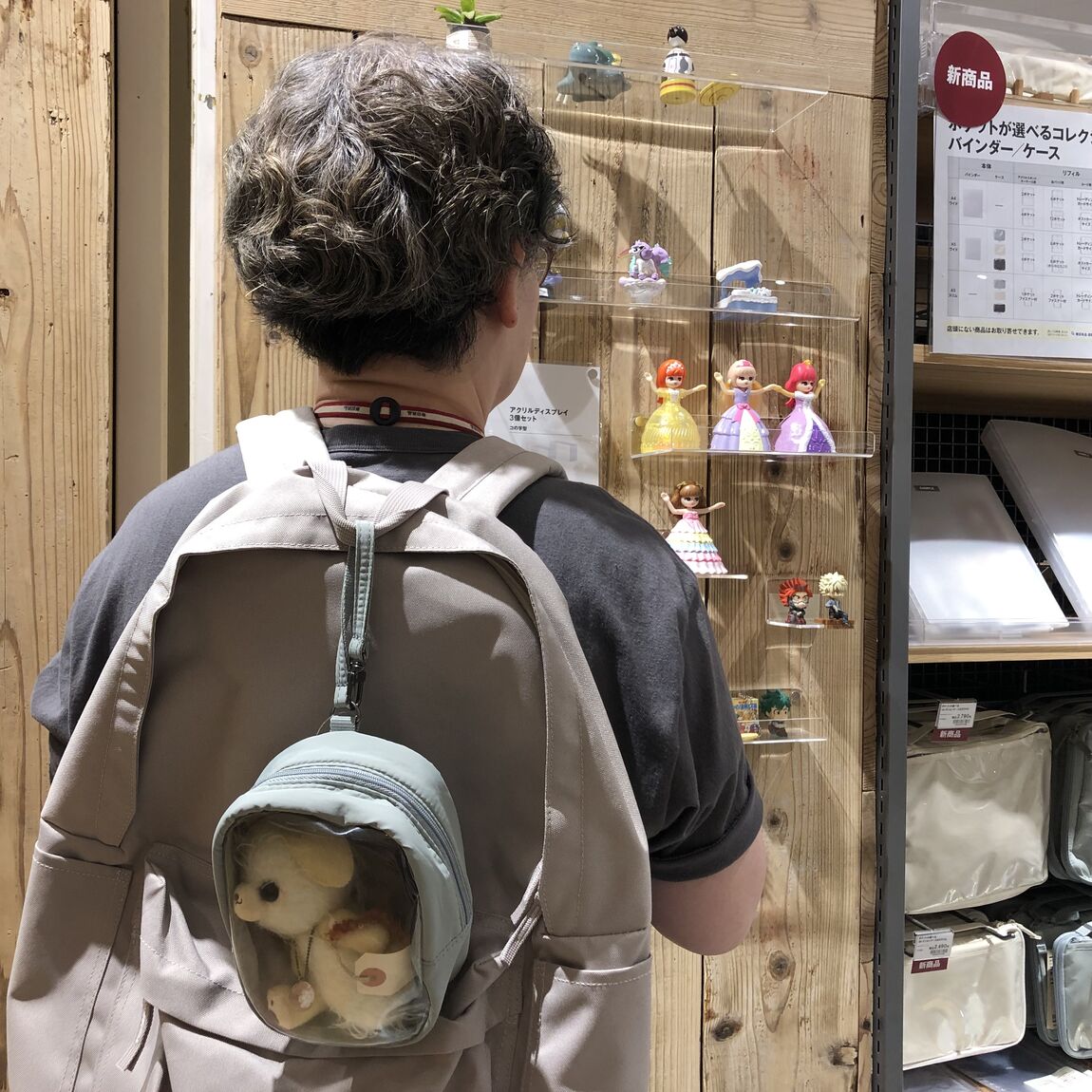 推し活グッズと写るスタッフ