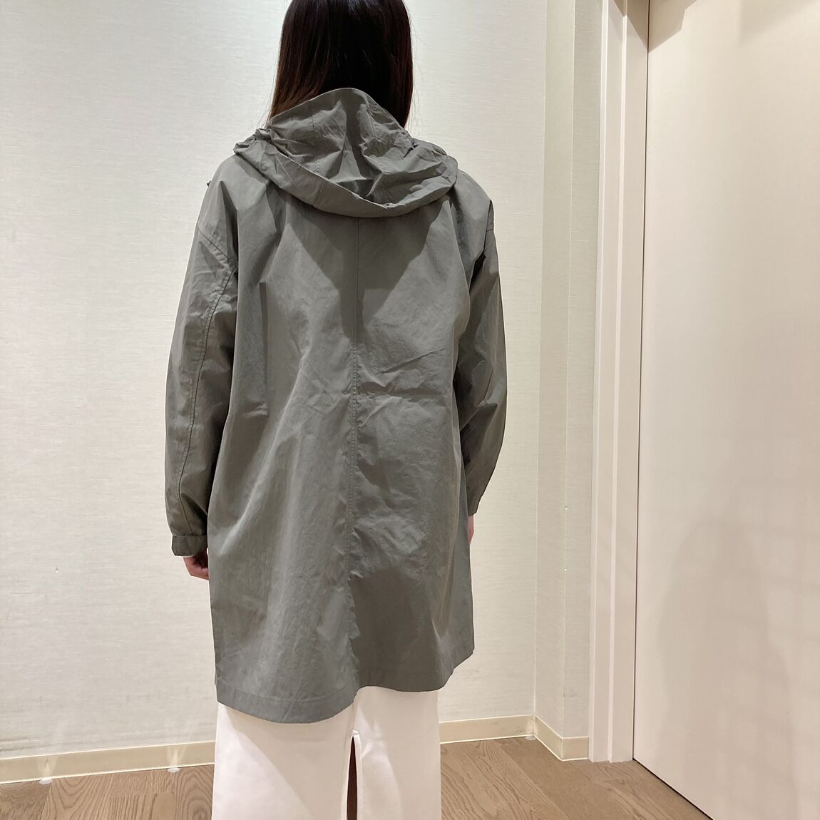 カーキのロングジャケットを着用した女性