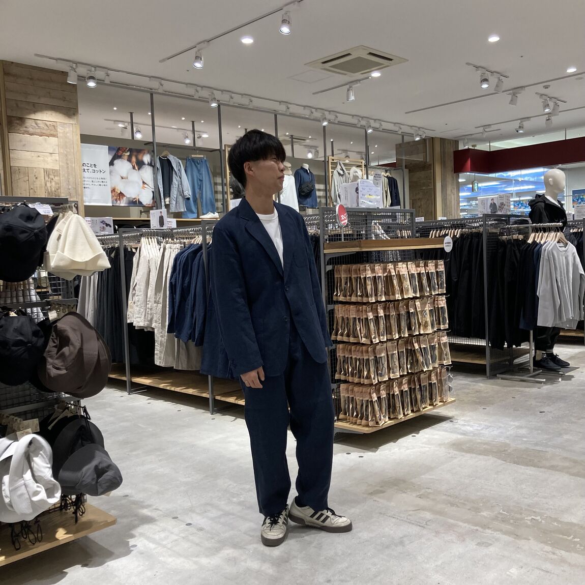 ネイビーのセットアップを着用した男性1名