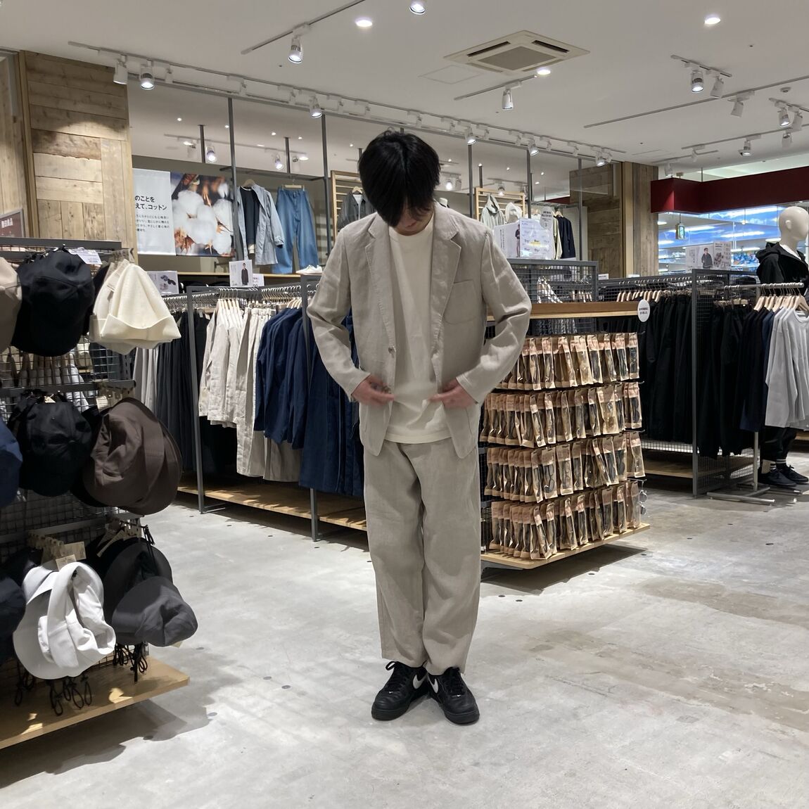 白いカラーのセットアップを着用した男性1名