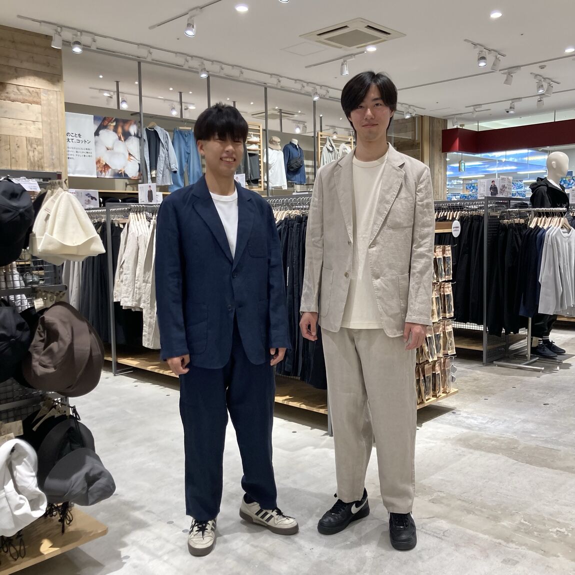 セットアップを着用した男性2名