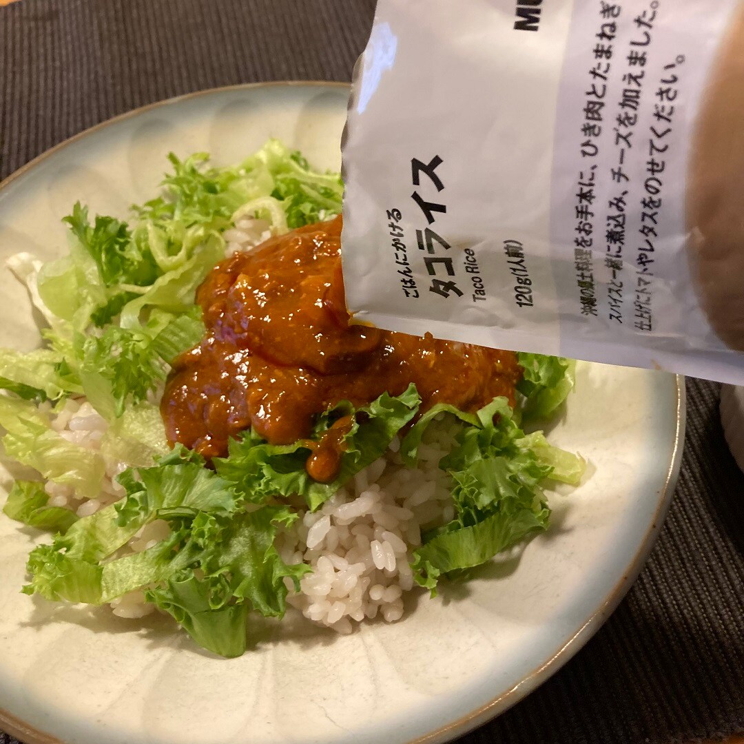 タコライスかける様子