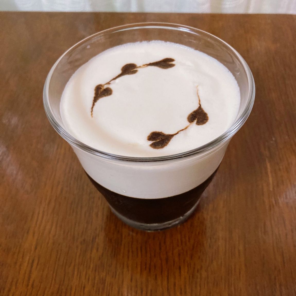 生クリームをのせたコーヒーゼリー